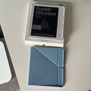 Kobo Libra Colour with 2 covers and popsocket